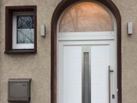 Weiße Haustür mit halbrundem Oberlicht in Dorsten
