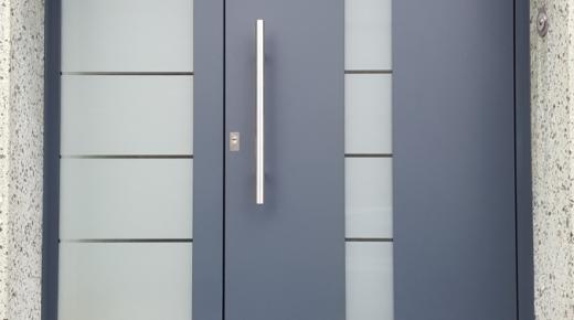Graue Aluminium-Haustür mit Seitenteil