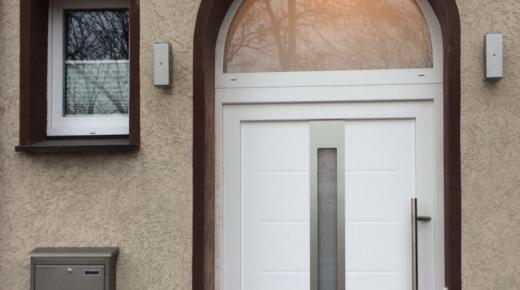 Weiße Haustür mit halbrundem Oberlicht in Dorsten