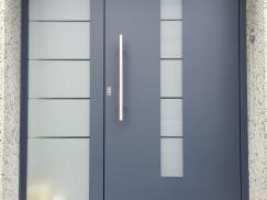 Graue Aluminium-Haustür mit Seitenteil