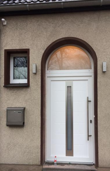 Weiße Haustür mit halbrundem Oberlicht in Dorsten